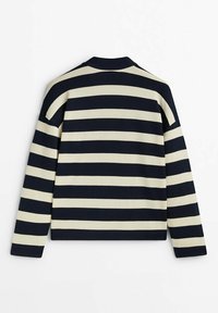 Sweter w paski w kolorze granatowym i kremowym, z okrągłym dekoltem i długimi rękawami. Miękka tekstura, poziome paski i ściągacze na rękawach.