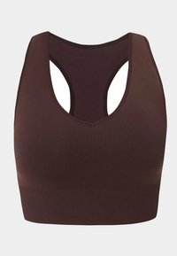Brassière de sport marron foncé uni sans coutures avec larges bretelles et dos nageur sur fond gris clair.
