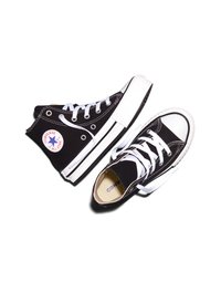 Zapatillas Converse negras de caña alta con cordones y suelas blancas, mostrando un logo lateral y vista superior sobre un fondo blanco.