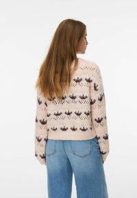 Suéter de punto en suave rosa con intrincados patrones en púrpura oscuro y crema. Presenta un escote redondo y puños y dobladillo acanalados.