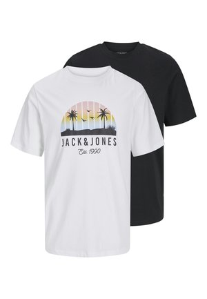 Zwei T-Shirts: eines in Weiß mit einem bunten Sonnenuntergangs-Motiv mit Palmen und eines in schlichtem Schwarz. Aus Baumwolle, mit kurzen Ärmeln und Rundhalsausschnitt.