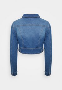 Zkrácená džínsová bunda ve středně modré barvě s klasickým límcem, dlouhými rukávy a dvěma zadními kapsami. Obsahuje jemné švy.