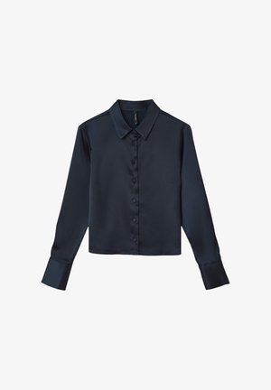 Blusa in satin di seta blu navy con maniche lunghe e bottoni, colletto classico e polsini ampi.