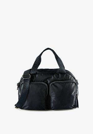 Borsa a tracolla in tessuto nero con due tasche frontali con cerniera, doppi manici e tracolla regolabile con dettagli di marca discreti.