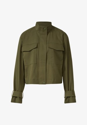 Olijfgroene cropped jas met hoge kraag, drukknopen aan de voorkant, twee grote flapborstzakken en verstelbare polsbanden.