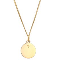 Collier en pendentif en or avec un charme rond, texture lisse et un poinçon gravé. La chaîne est finement tissée et brillante.