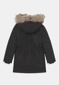Črna parkas jakna z umetnim krznom na kapuci, zategnjenim pasom in dolgimi rokavi, ki ima gladko zunanjo teksturo.