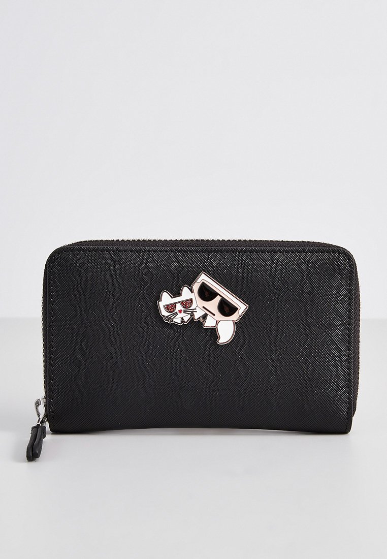 Schwarz Reißverschluss-Wallet aus strukturiertem Material mit einem Katzen- und Sonnenbrillen-Design als Akzent auf der Vorderseite.
