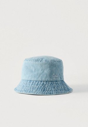 Lichtblauwe spijkerstof bucket hat met een gestikte rand, voorzien van een textuurpatroon en een klein geborduurd logo aan de zijkant.
