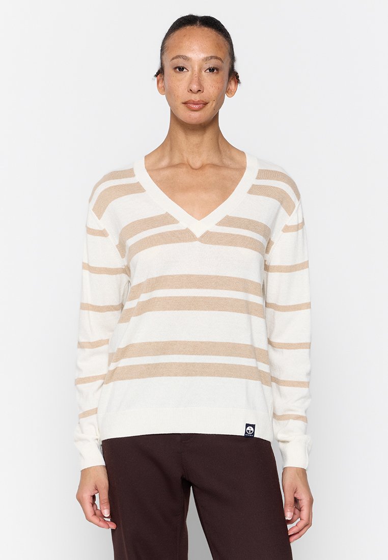 Gestreifter V-Ausschnitt-Pullover in Creme und Beige, aus weichem Material gefertigt, mit langen Ärmeln und einem Logosticker am Saum.