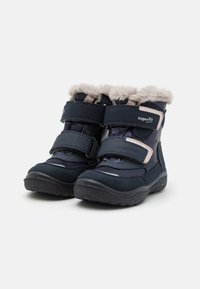 Botas infantis azul-marinho com tiras de velcro e acabamento em pelúcia cinza. Material impermeável e sola de borracha preta texturizada para aderência.