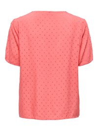 Koraalrode blouse met korte mouwen, een getextureerd polkadotpatroon en een rechte zoom, gezien van achteren.