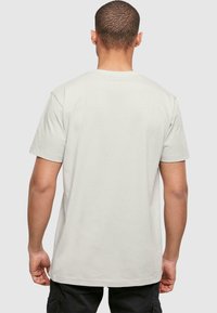 Herres T-shirt med korte ærmer i lys grå farve, lavet af blødt bomuld, med en standard rund halsudskæring og en afslappet pasform uden synlige logoer.