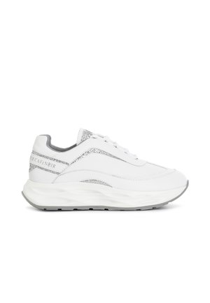 Baskets blanches avec des accents argentés et des panneaux latéraux texturés. Caractérisées par une semelle épaisse en forme de vague et un laçage à l'avant. Semelle en caoutchouc pour la traction.