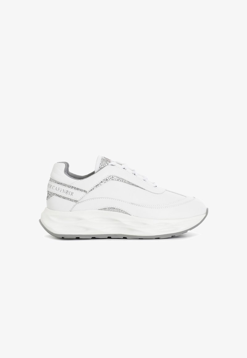 Weiße Sneakers mit silbernen Akzenten und strukturierten Seitenpaneelen. Sie verfügen über eine dicke, wellenförmige Sohle und eine Schnürung vorne. Gummi-Außensohle für Griffigkeit.
