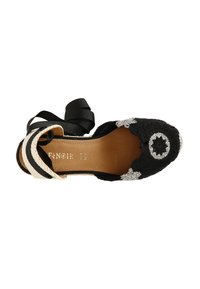 Scarpa tessile nera con punta chiusa rotonda, ricamo decorativo in argento e doppie fascette nere; la soletta in pelle naturale contrasta con la parte superiore.