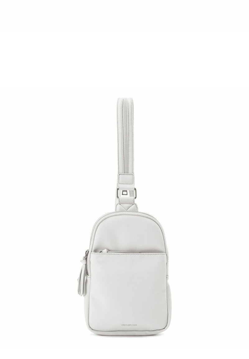 Borsa a tracolla in pelle bianca con compartimento principale con zip, tasca frontale e tracolla regolabile con una fibbia metallica quadrata.