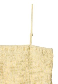Gul smockad topp med justerbara spagettistängar, strukturerad tyg med välsydd design och rak halsringning.
