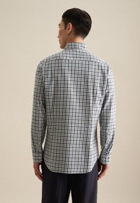 Camicia a maniche lunghe con motivo a scacchi in blu navy, verde e bianco; realizzata in tessuto woven; presenta un colletto a bottoni e un orlo arrotondato.