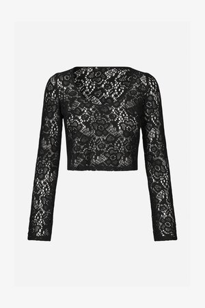Top corto de encaje negro con mangas largas, que presenta un intrincado patrón floral y un escote en forma de barco. Textura suave con un aspecto transparente.