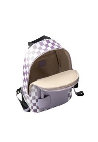Zaino a scacchi viola e bianco con chiusura a zip, compartimento interno, sezione imbottita per laptop e spallacci neri regolabili.