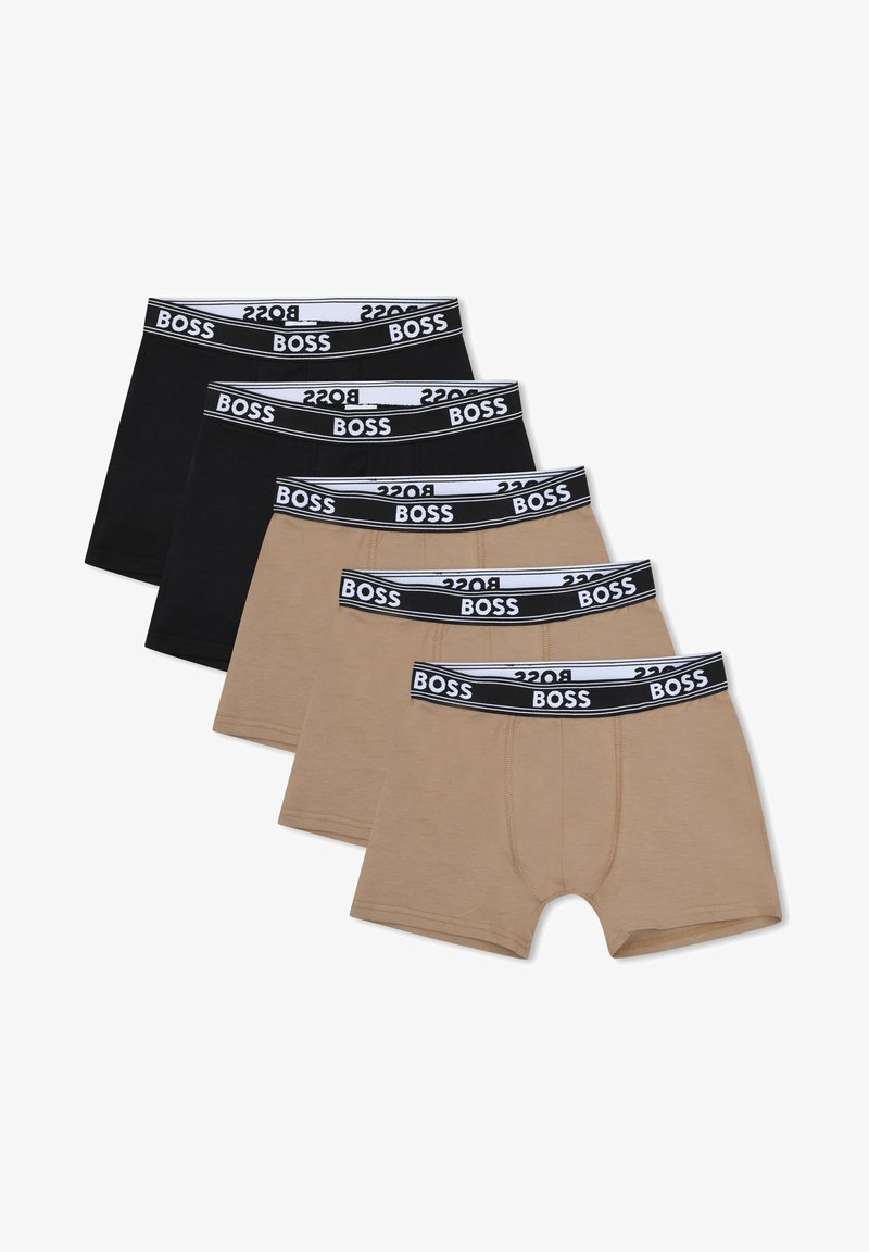 Πέντε ζεύγη ανδρικών μποξεράκια σε μαύρο και δύο αποχρώσεις μπεζ. Διαθέτουν μαύρη ελαστική μέση με το λογότυπο "BOSS". Ομαλή υφή ύφασματος.