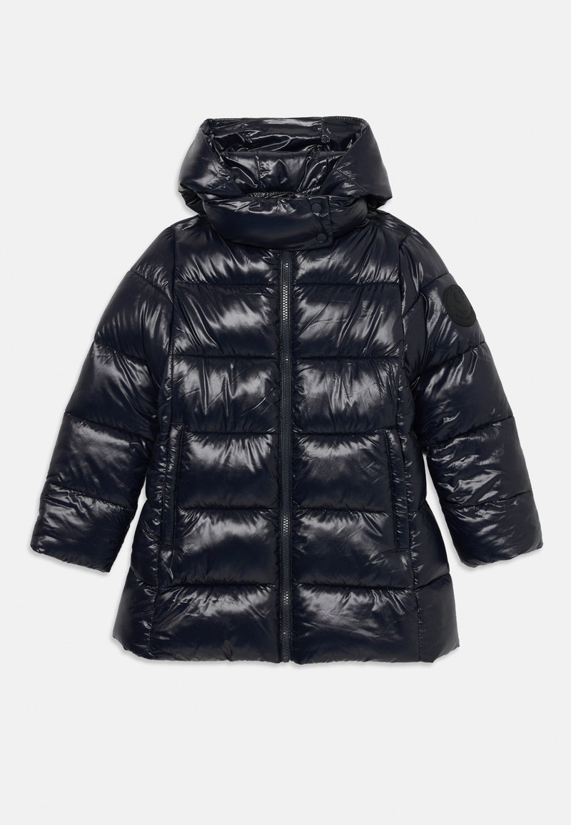 Nafúknutá bundá s kapucňou z lesklého námorníckeho materiálu. Obsahuje predný zips, elastické manžety a okrúhlu nášivku s logom na ľavom rukáve.