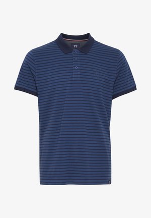 Mornarsko modra polo majica s vodoravnimi črtami, kratkimi rokavi, ovratnikom in zapenjanjem z tremi gumbi. Ima majhen logotip na prsih.