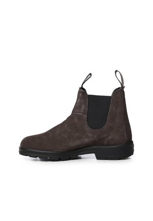 Bota Chelsea de ante marrón oscuro con panel lateral elástico negro, tiradores en la parte delantera y trasera, y suela gruesa de goma negra.