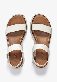 Inuovo Sandały na koturnie