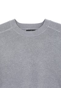 Maglione grigio a maglia con scollatura rotonda, texture a coste e dettagli di cucitura sottili. L'etichetta è visibile all'interno del colletto.
