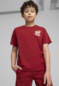 Puma MID 90S GRAPHIC TEE - Camiseta estampada - intense red
