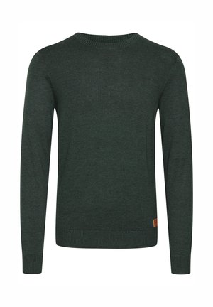 Strikket crewneck sweater i mørkegrøn stof. Har lange ærmer, ribbede manchetter og kant, samt et lille brunt lædermærke i bunden.