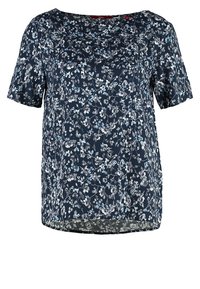 Mörkblå blus med kort ärm och blommönster i ljusblått och grått. Har en båtringning och mjukt, flödande tyg.