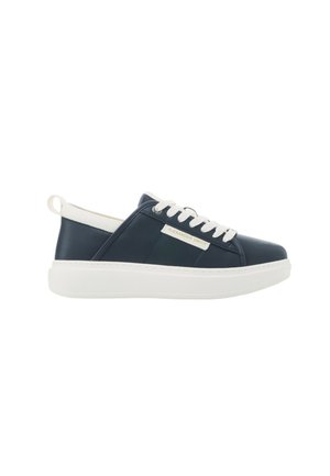 Sneakers in pelle blu navy con suola in gomma bianca, lacci e un design cucito. Presentano un'etichetta con il marchio sul lato e un'asola sul retro per facilitare l'indossamento.