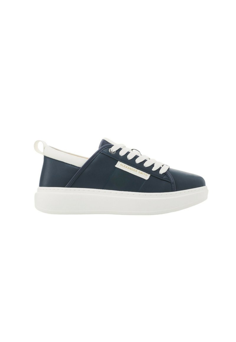 Sneakers in pelle blu navy con suola in gomma bianca, lacci e un design cucito. Presentano un'etichetta con il marchio sul lato e un'asola sul retro per facilitare l'indossamento.