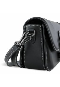 Borsa in pelle nera con cuciture bianche, una chiusura metallica e una tracolla regolabile. Il design è strutturato con una parte superiore arrotondata.