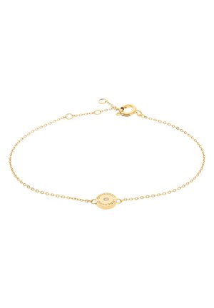 Gouden armband met een delicate ketting en een cirkelvormige schijf bedel met gegraveerde tekst. Klemsluiting met verstelbare lengte.