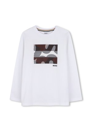 Chemise blanche à manches longues avec col rond, présentant un motif rectangulaire abstrait rayé en marron, noir et blanc et le mot BOSS devant.