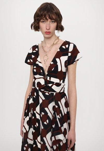 Vestido de estampado marrón y blanco con un escote en V profundo, mangas cortas y cintura atada, hecho de una tela ligera. Presenta un collar de cadena dorada.