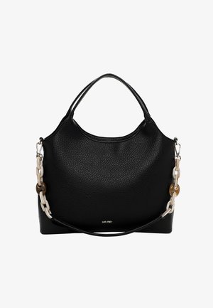 Sac à main en cuir noir avec une finition texturée, doté d'une bandoulière chaîne et de deux poignées. Comprend un logo discret à l'avant.