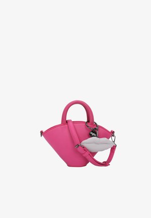 Rosa Lederhandtasche mit einzigartiger dreieckiger Form, kurzen Griffen und einem abnehmbaren grauen Lippen-förmigen Akzent. Verfügt über einen Riemen für Vielseitigkeit.