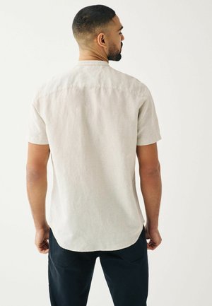 Next LINEN BLEND SHORT SLEEVE SHIRT WITH GRANDAD COLLAR - Marškiniai - oatmeal