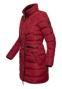 Rød dunjakke med ståkrave, skrå quiltet design, lommer med lynlås og elastiske manchetter. Materialet virker glat og isolerende.
