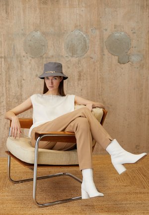 WAIST PANT DOUBLE - Trousers - camel