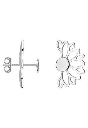 Boucles d'oreilles clous en argent en forme de pétales de fleur stylisées s'épanouissant autour d'un disque central rond et plein.