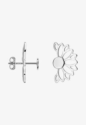 Zilveren oorknopjes in de vorm van gestileerde bloemblaadjes die zich uitstrekken rondom een centrale ronde, massief schijf.