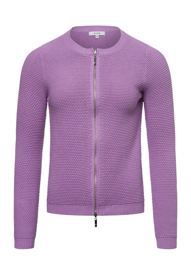 Lila gestrickte Strickjacke mit strukturiertem Muster, rundem Ausschnitt, langen Ärmeln und einem Frontreißverschluss mit metallischen Beschlägen.