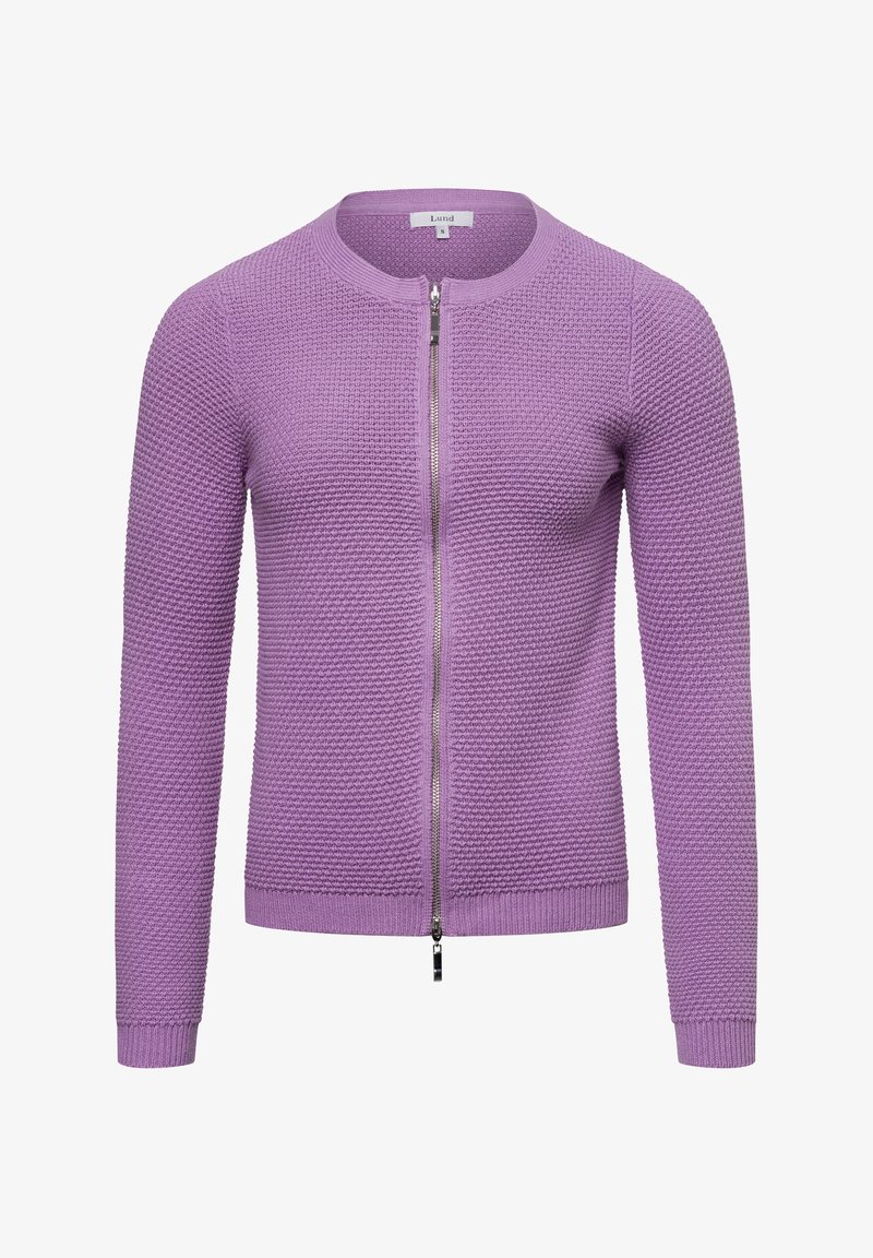 Lila gestrickte Strickjacke mit strukturiertem Muster, rundem Ausschnitt, langen Ärmeln und einem Frontreißverschluss mit metallischen Beschlägen.