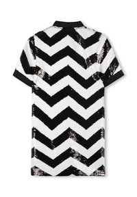 Chemise à manches courtes avec un motif zigzag noir et blanc en sequins. Présente un col noir avec le logo de la marque.